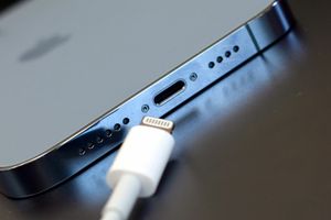Выбираем лучшую зарядку для iPhone 13