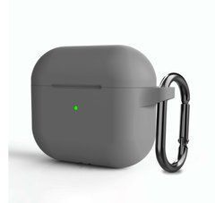 Светло-серый силиконовый чехол с карабином для AirPods 3