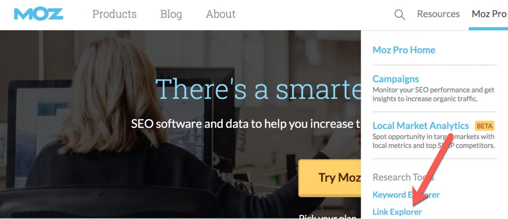 Screenshot and arrow pointing to where to find the Link Explorer on the Moz homepage